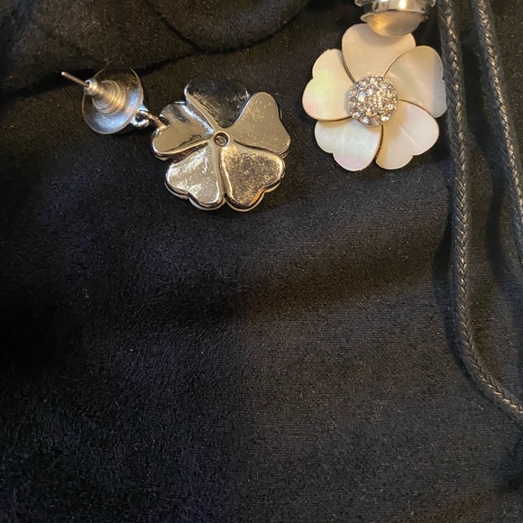 Ann Taylor, white flower, earrings. - Picture 2 of 2